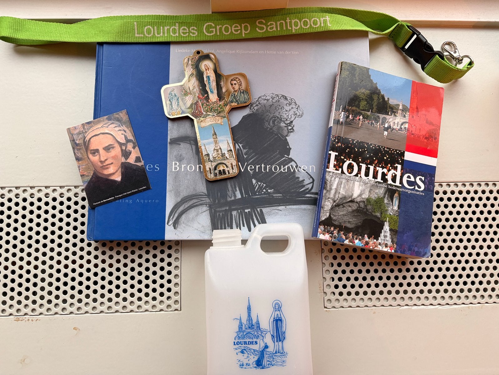 Lourdes pakket: Bron van Vertrouwen - bidflesje, etc, Ophalen of Verzenden, Zo goed als nieuw, Spiritualiteit algemeen, Achtergrond en Informatie