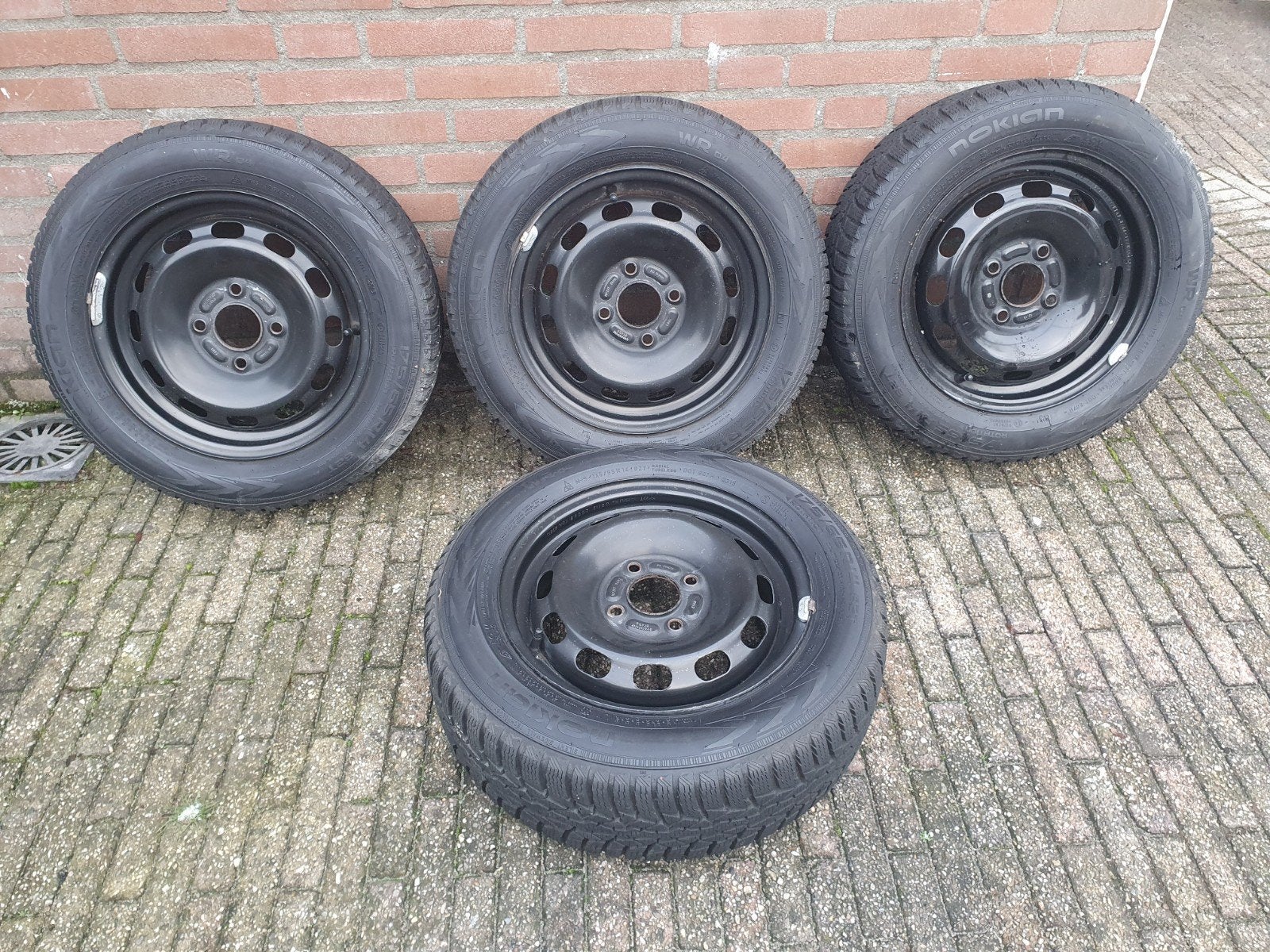Nokian winterbanden op stalen velgen 175/65 R14, Ophalen, Gebruikt