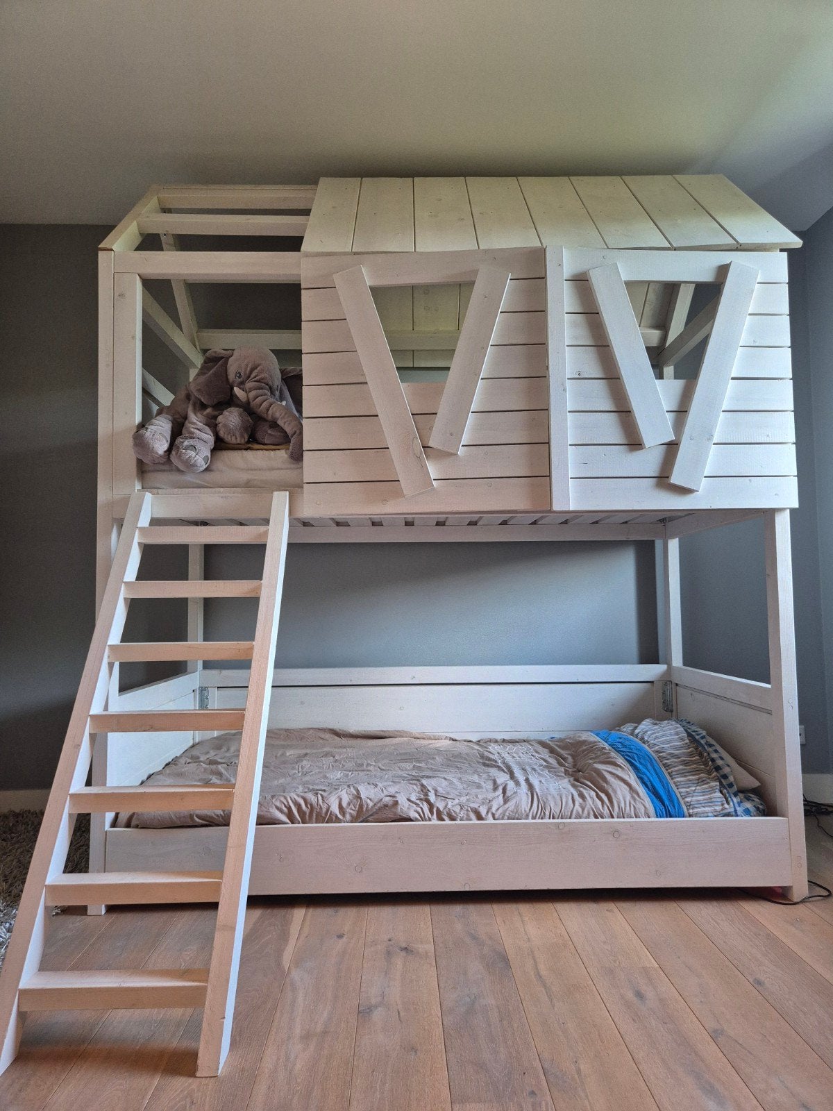 Uniek houten stapelbed 90x200 met speelhuisje/boomhut, Kinderen en Baby's, Ophalen, Gebruikt, Stapelbed