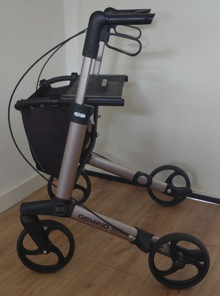 Rollator Gemino 30 + boodschappen netje ( 7.2 kg ), Diversen, Rollators, Zo goed als nieuw, Lichtgewicht, Ophalen of Verzenden