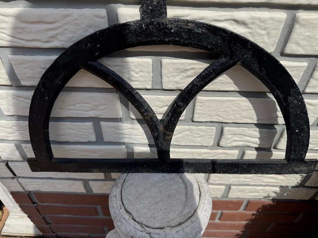 Decoratief gietijzeren Stalraam, Ophalen