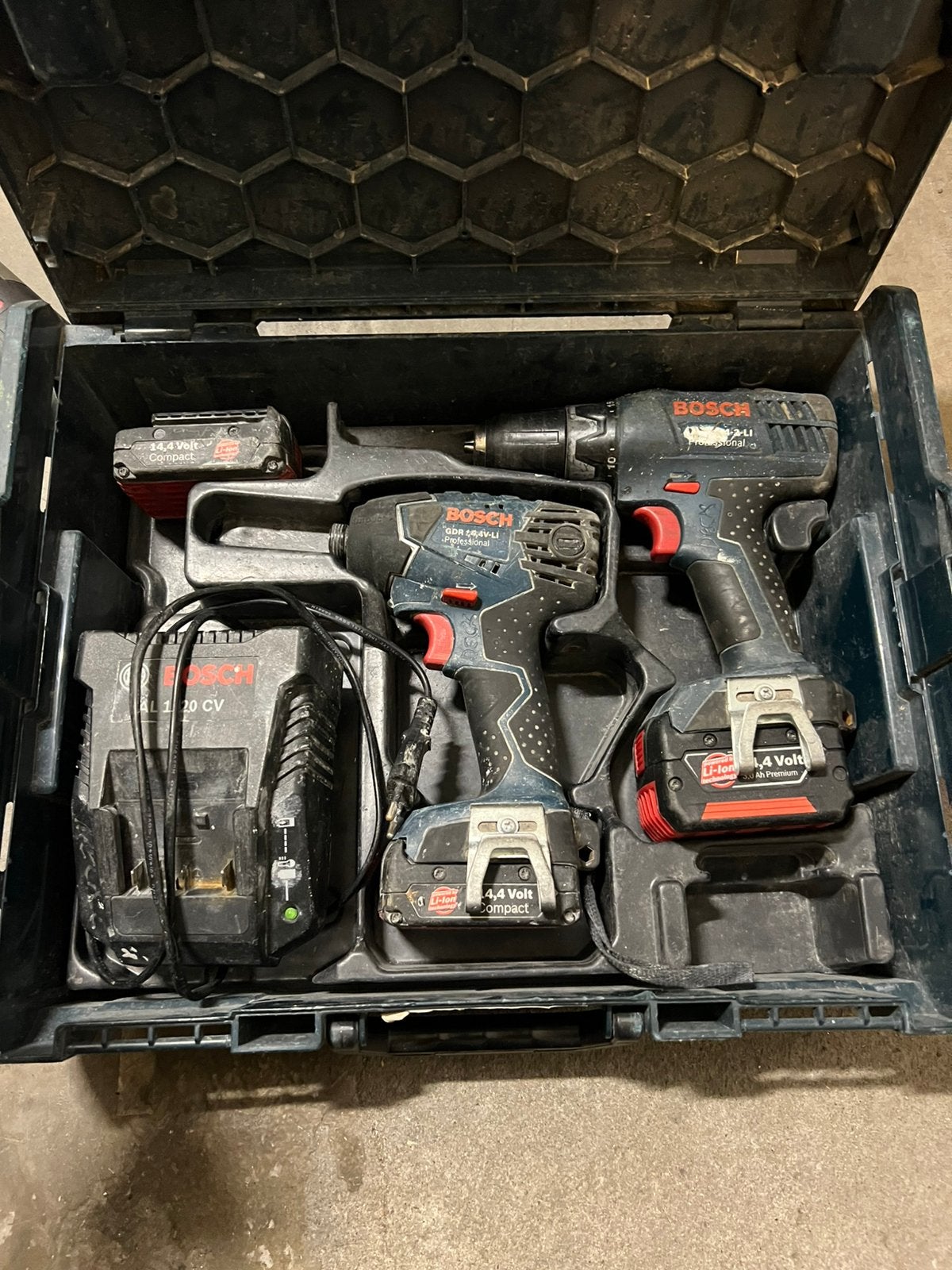 Bosch 14,4 v 2 bodys 3 accus met lader, Ophalen of Verzenden, Zo goed als nieuw, Minder dan 400 watt, Boor- en Schroefmachine
