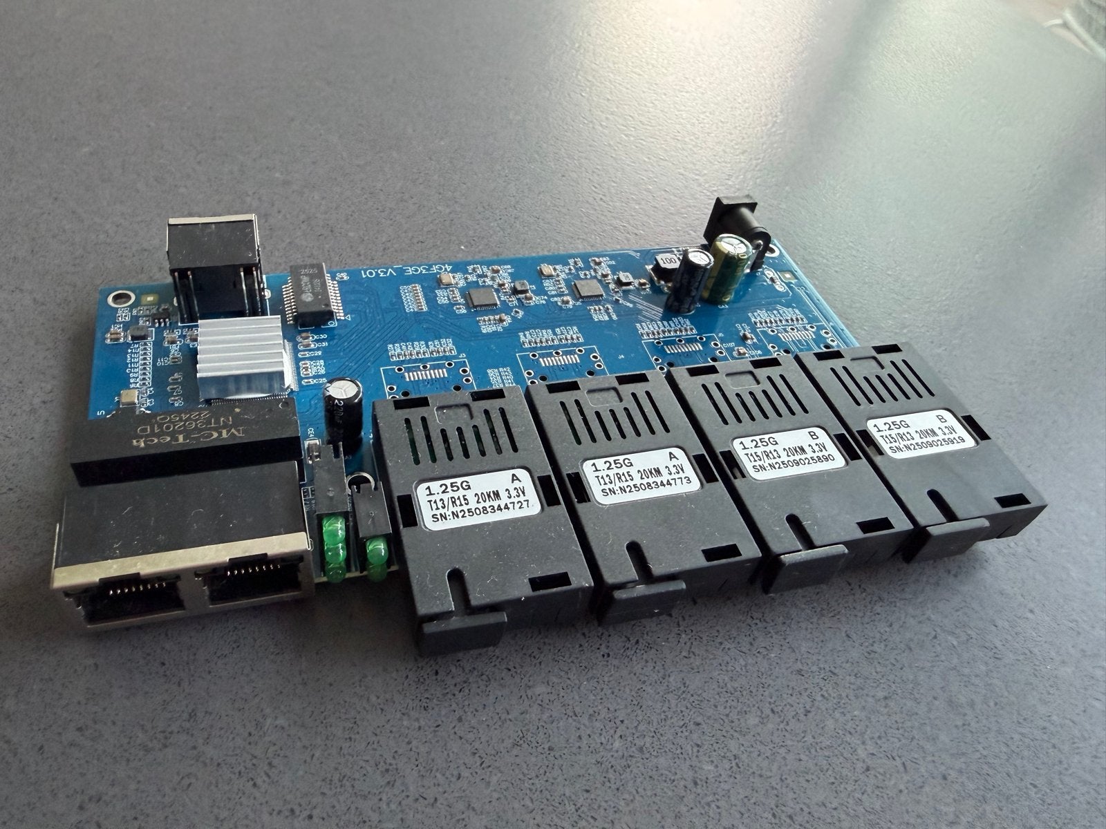 Glasvezel Media Converter 4GF3GE_V3.01 met 4x SFP en 3x RJ45, Ophalen of Verzenden, Zo goed als nieuw
