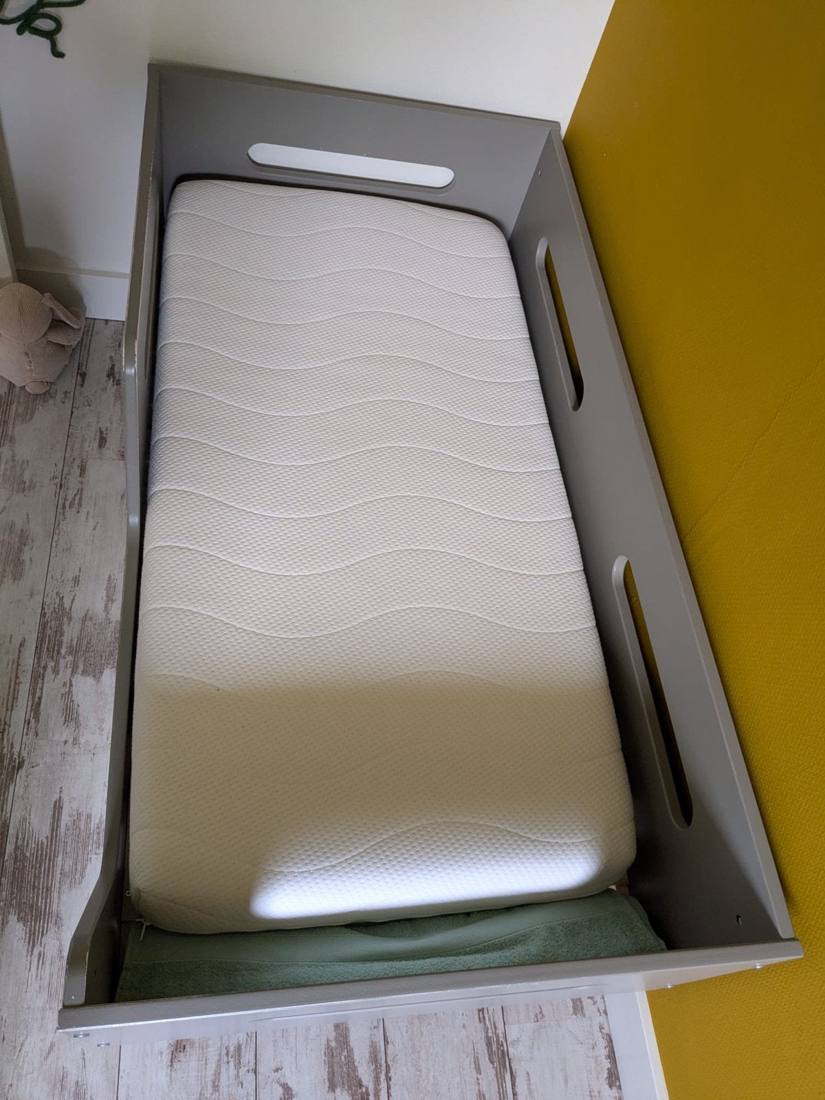 Peuterbed grijs Petite Amélie met matras - Zo goed als nieuw, Eenpersoons, Zo goed als nieuw, 80 cm, Grijs