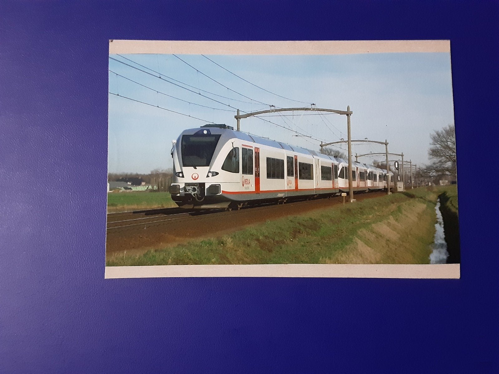 Foto moderne trein Arriva/Veolia (GTW-treinstel), Ophalen of Verzenden, Trein, Boek of Tijdschrift