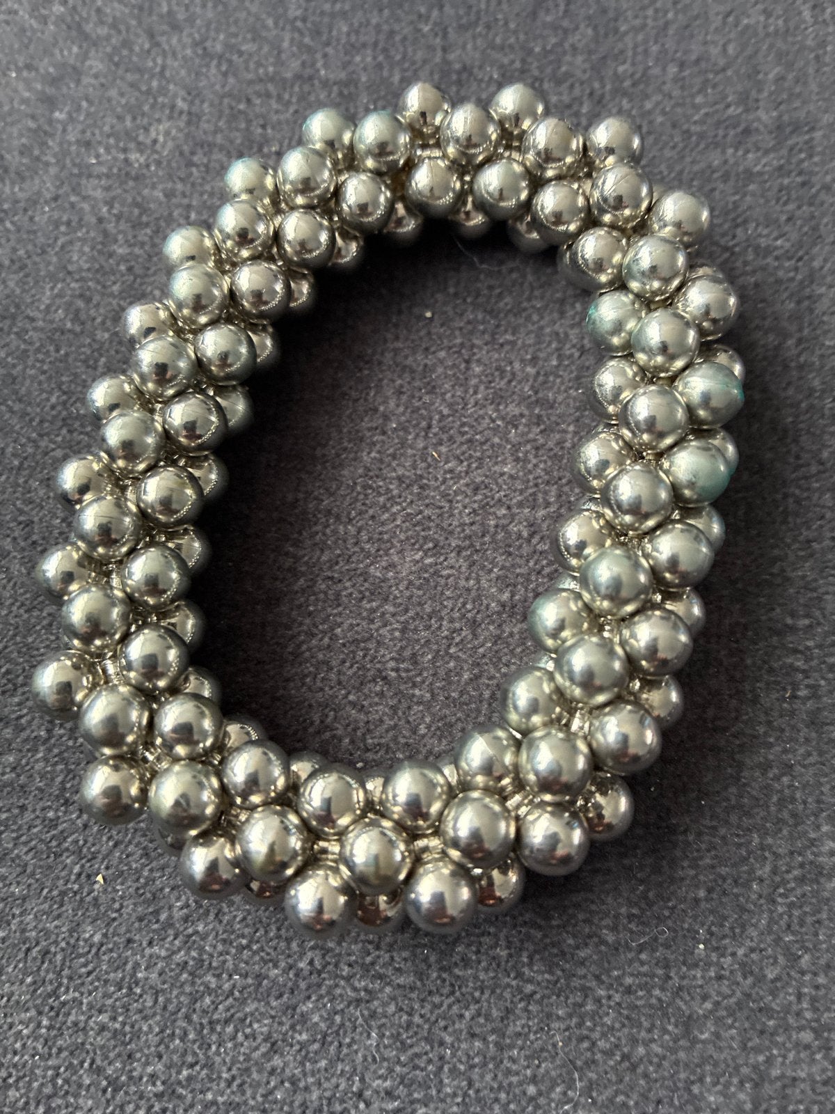 Unieke magnetische armband van zilverkleurige balletjes, Ophalen of Verzenden, Gebruikt, Zilver, Overige materialen