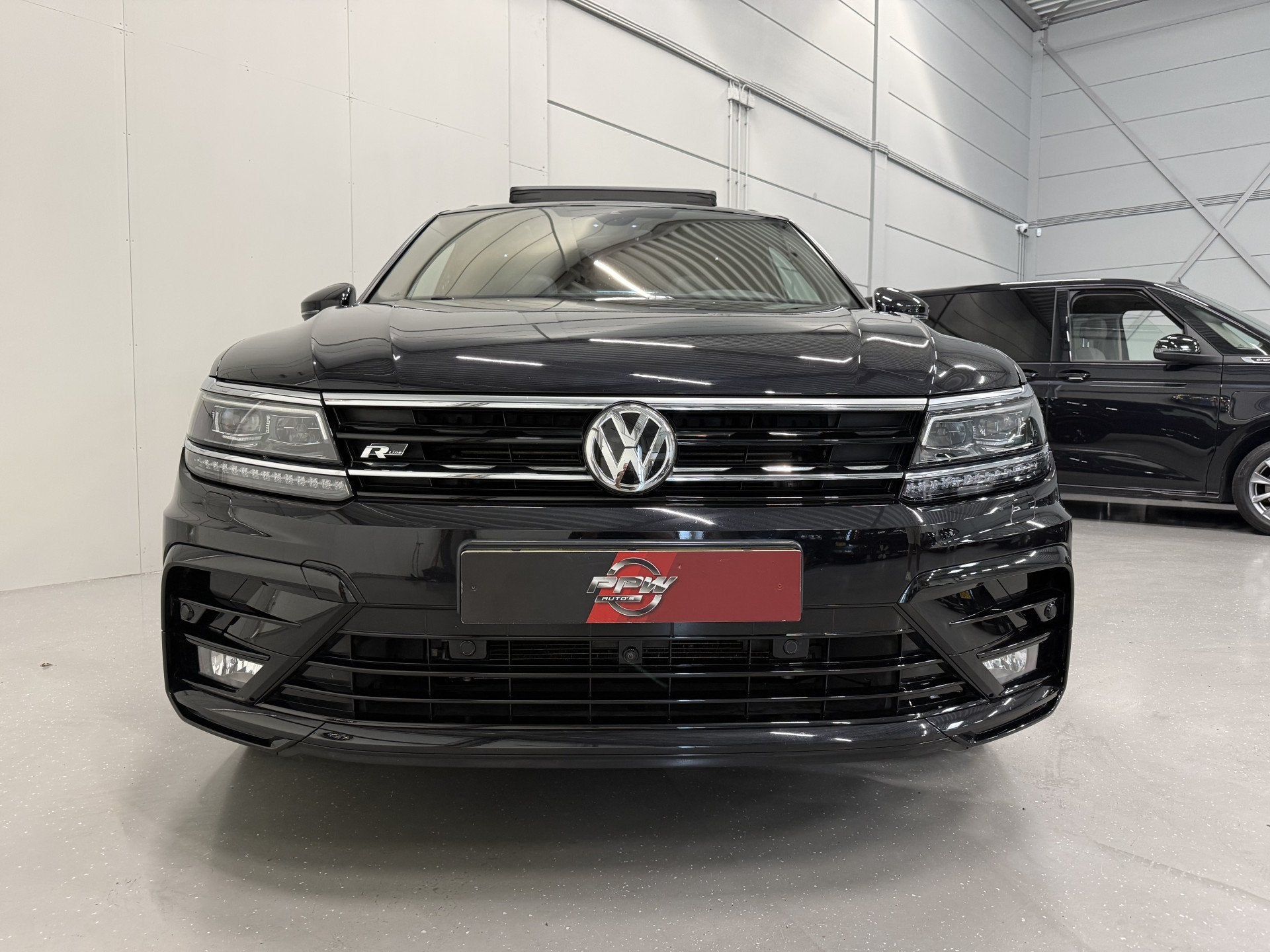 Foto 4 van Volkswagen Tiguan 2.0 TSI 4Motion 3x R-Line BLACK PANO/VOL-L