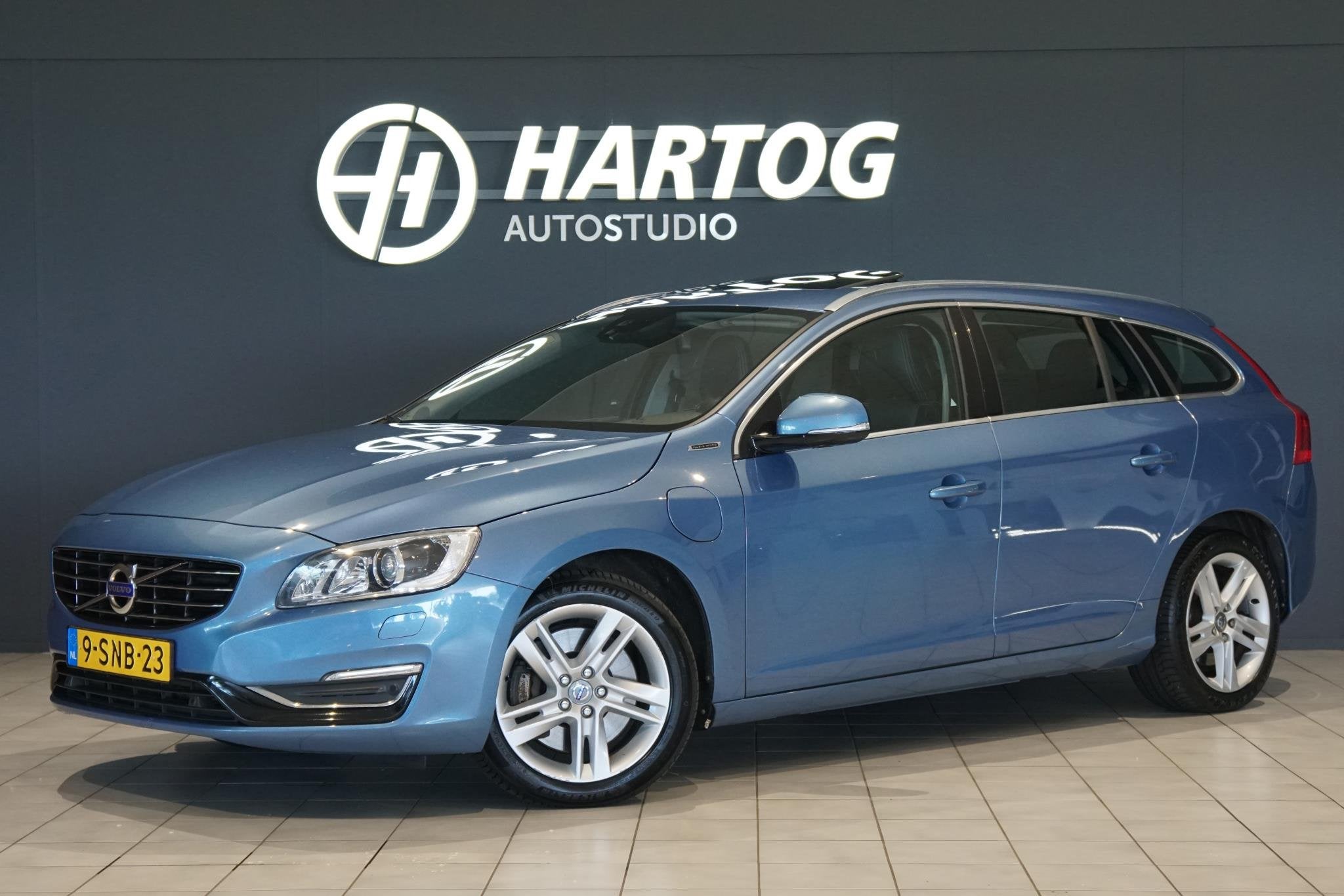 Volvo V60 2.4 D6 AWD Plug-In Hybrid Summum *EERSTE EIGENAAR*, Automaat, Blauw, Vierwielaandrijving, Automatische klimaatregeling