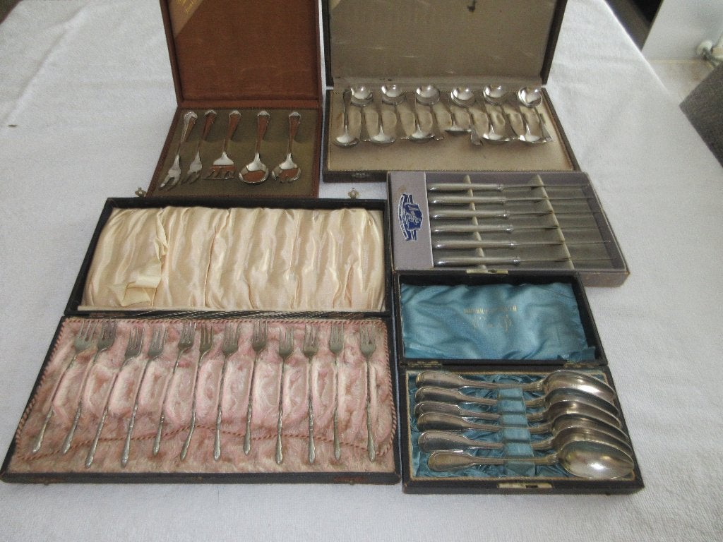 5 Verzilverde sets in originele doos lees beschrijving., Ophalen of Verzenden