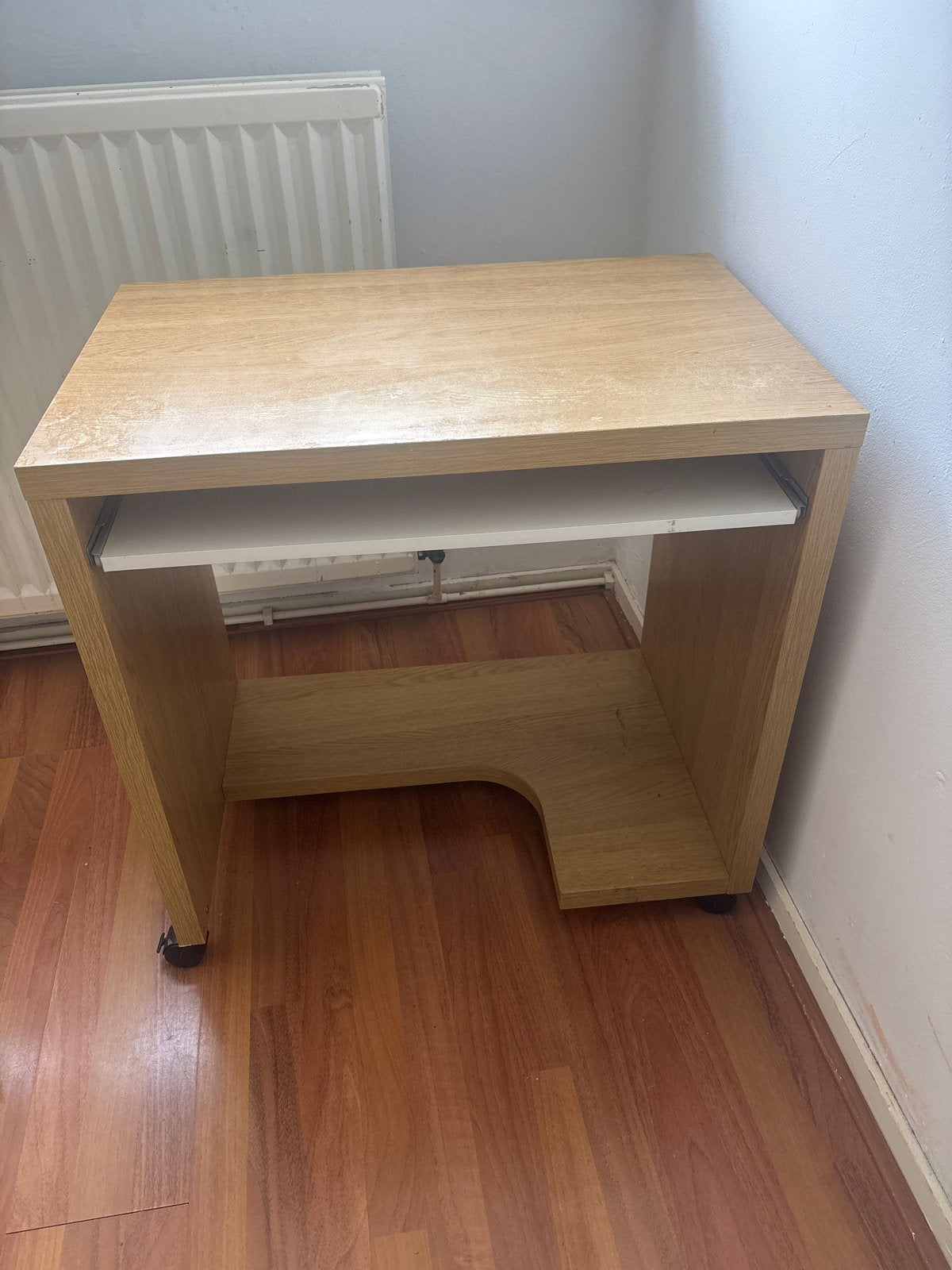Compact computerbureau met uitschuifbaar toetsenbordblad, Huis en Inrichting, Gebruikt, Ophalen of Verzenden, Minder dan 70 cm