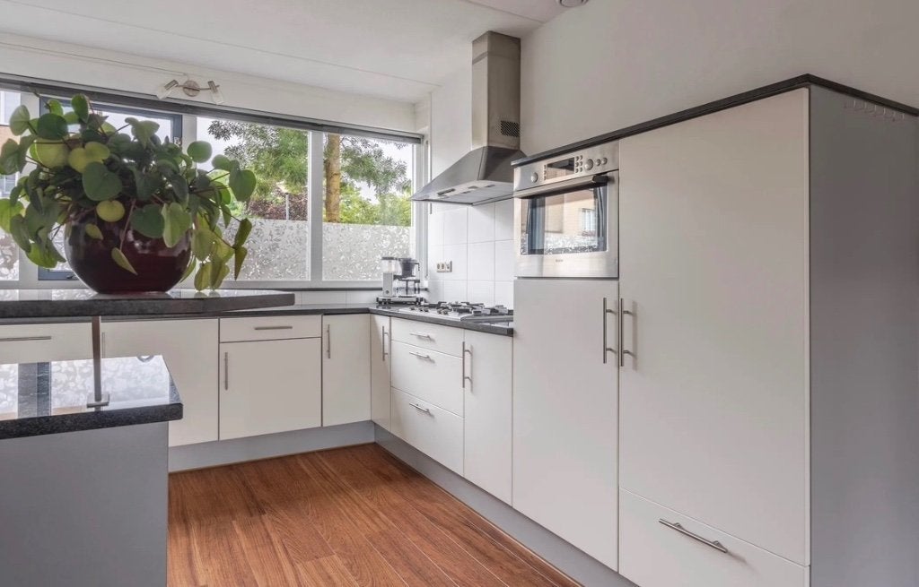Duitse designkeuken met schiereiland, Ophalen, Gebruikt, Wit, Hoekkeuken