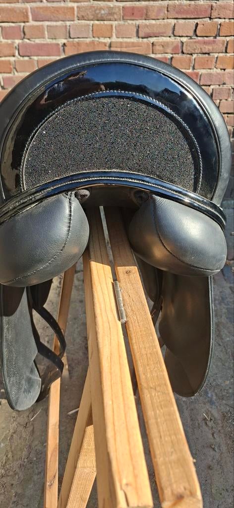 Empire Avanti 16,5 inch zadel met lak en Swarovski, Dieren en Toebehoren, Paarden en Pony's | Zadels, Ophalen of Verzenden, Zo goed als nieuw