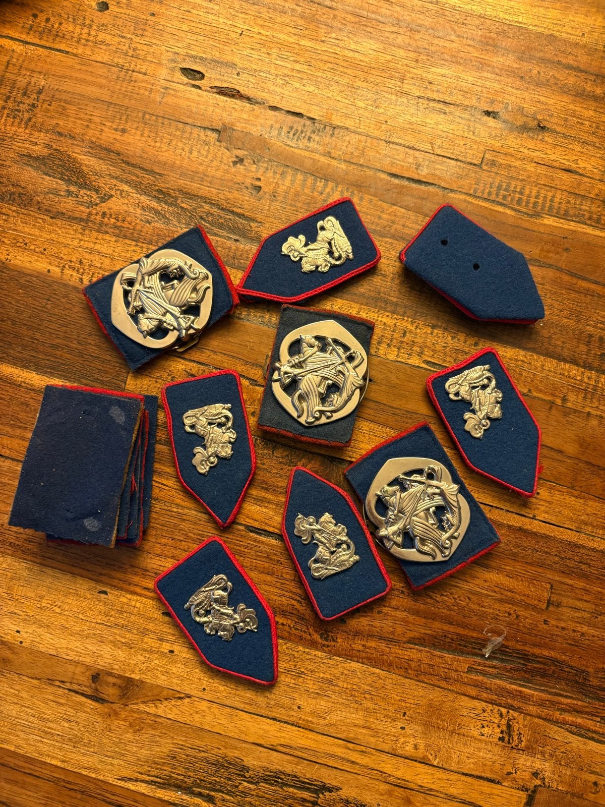 Vintage uniforminsignes met zilverkleurige emblemen - partij, Overige gebieden, Thrifter, Overige soorten, Ophalen of Verzenden