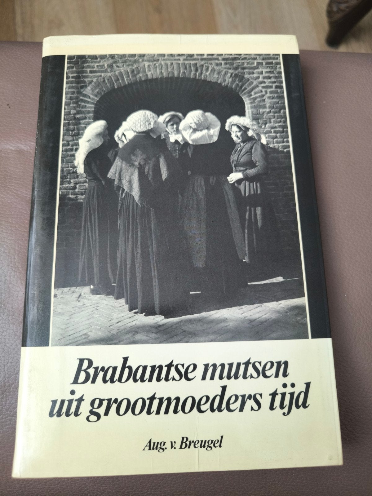 Brabantse mutsen uit grootmoeders tijd - Aug. v. Breugel, Ophalen of Verzenden, 20e eeuw of later, Gelezen, Aug. v. Breugel