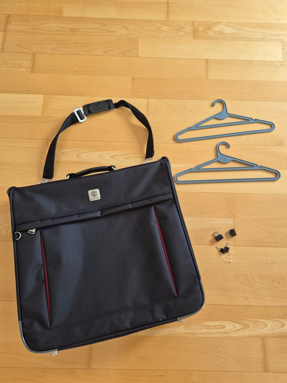 Carlton kledinghoes/reistas met schouderband en hangers, Ophalen