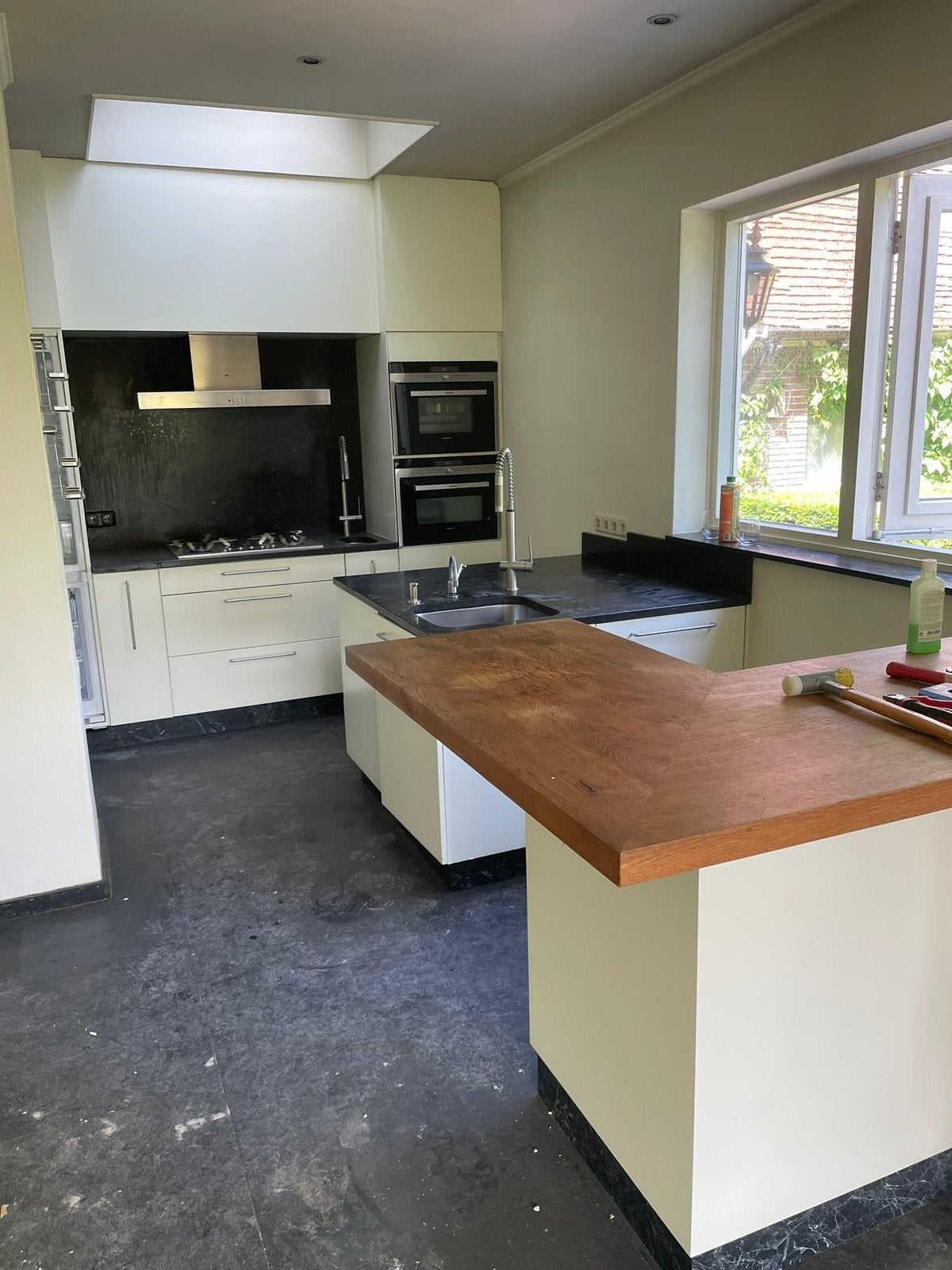Ruime complete keuken met apparatuur en hardstenen bladen, Ophalen, Gebruikt, Wit, Graniet of Steen
