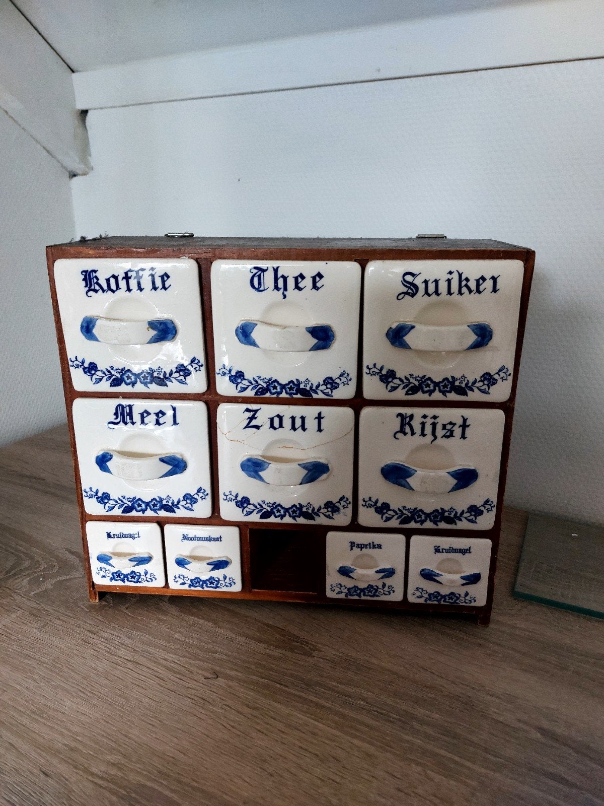 Een Antiek kastje met 6 grote laadjes  en 4 kleine laadjes, Ophalen
