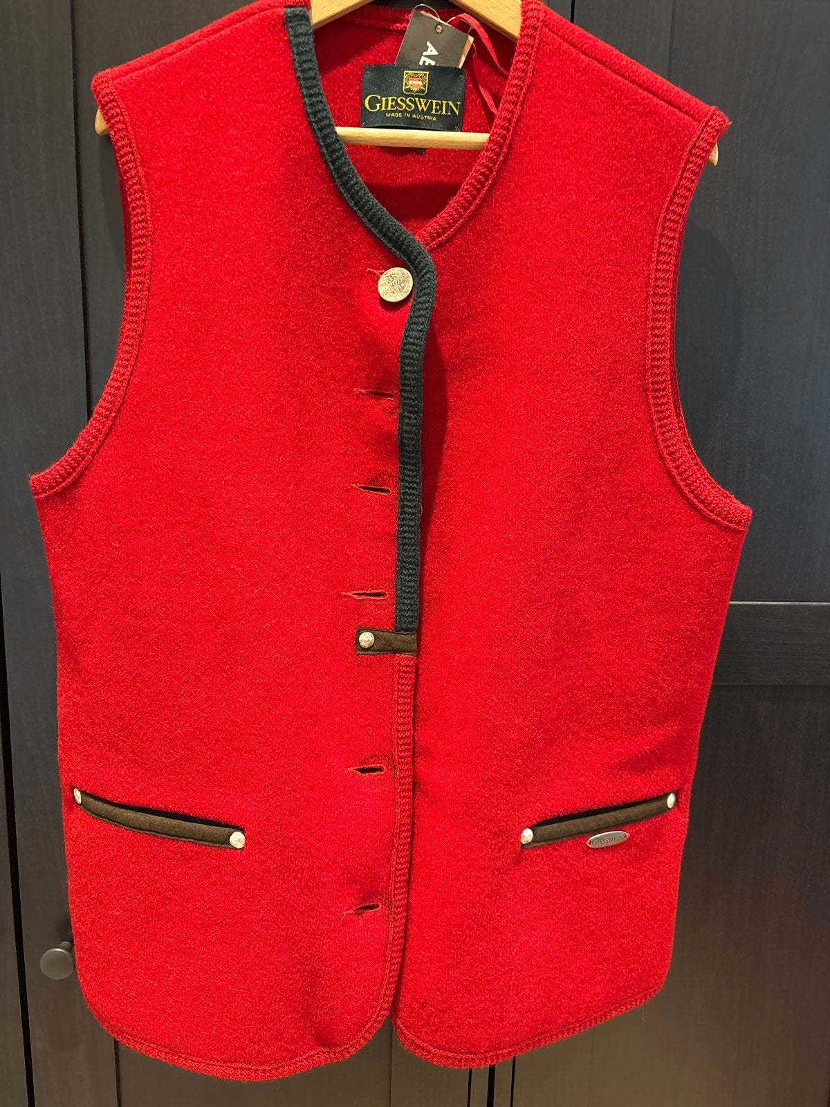 Giesswein Rode Wollen Vest - Nieuw met labels, Kleding | Dames, Ophalen of Verzenden, Nieuw, Maat 38/40 (M), Rood