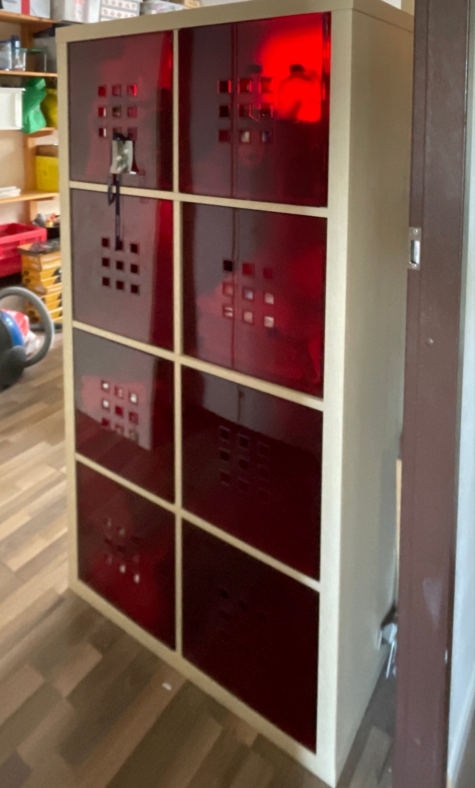 IKEA Kallax kast met rode deurtjes en inzet, Ophalen, Gebruikt