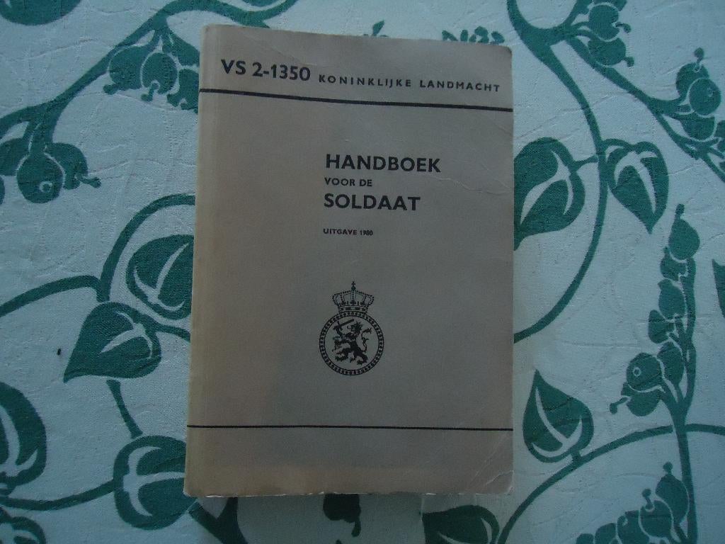 Handboek voor de soldaat uitgave 1980 in nwstaat VS 2 -1350, Verzenden, Landmacht, Nederland, Boek of Tijdschrift