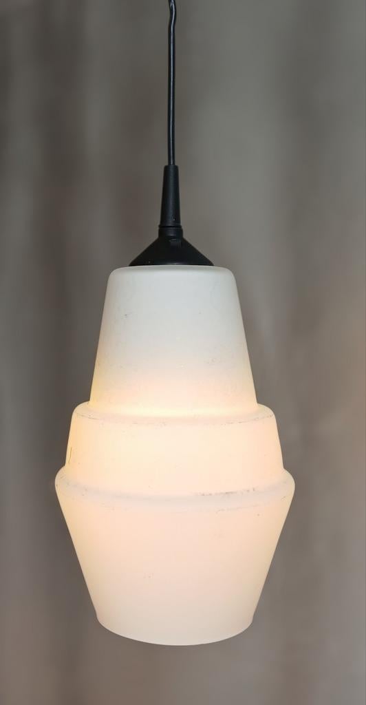 Vintage, jaren 50 / 60 hanglamp, mat opaalglas, Huis en Inrichting, Lampen | Hanglampen, Gebruikt, Vintage, Ophalen of Verzenden