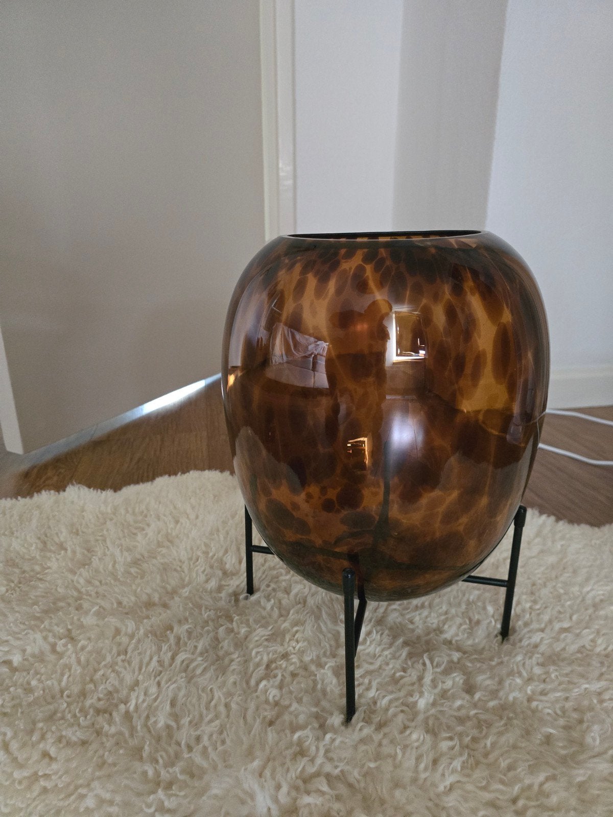Vintage glazen vaas op standaard - amberkleurig, Ophalen, Zwart