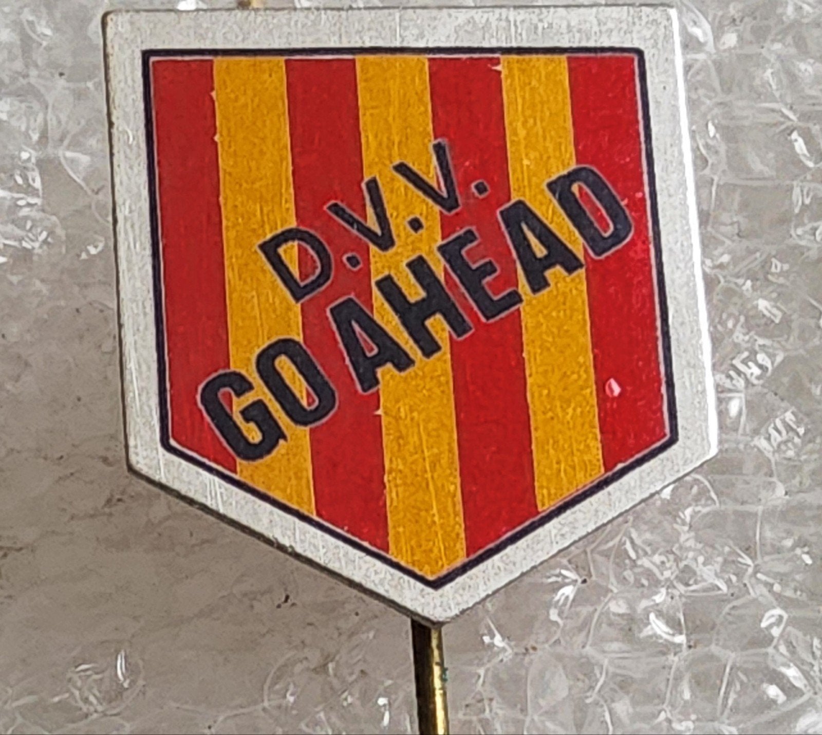 Vintage D.V.V. Go Ahead Speldje, Ophalen of Verzenden, Gebruikt, Sport, Speldje of Pin