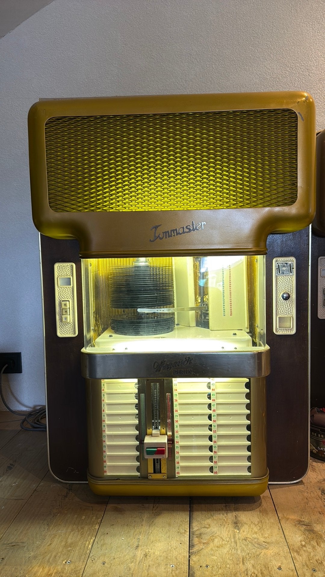 Wiegandt tommaster berlin hangende jukebox lees beschrijving, Verzamelen, 1950 tot 1960, Zo goed als nieuw, Ophalen, Met singles