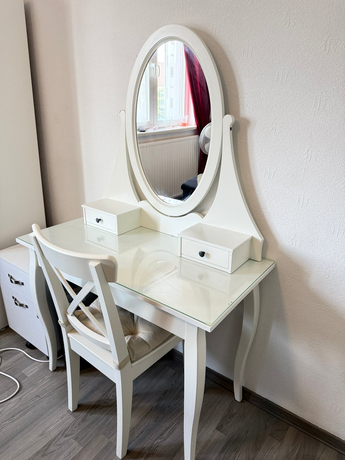 Make up tafel ikea met stoet en stoel kussen, Huis en Inrichting, Tafels | Kaptafels, Ophalen, Zo goed als nieuw, 50 tot 100 cm