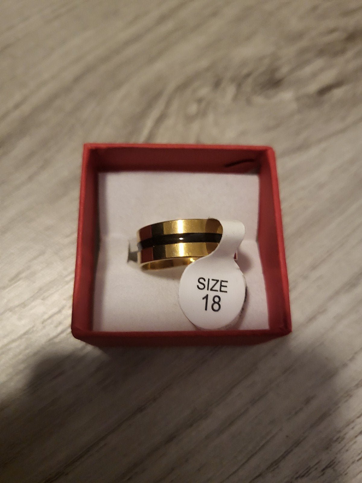 Gouden ring met zwarte band - Maat 18, Nieuw, Ophalen of Verzenden, Dame of Heer, Goud