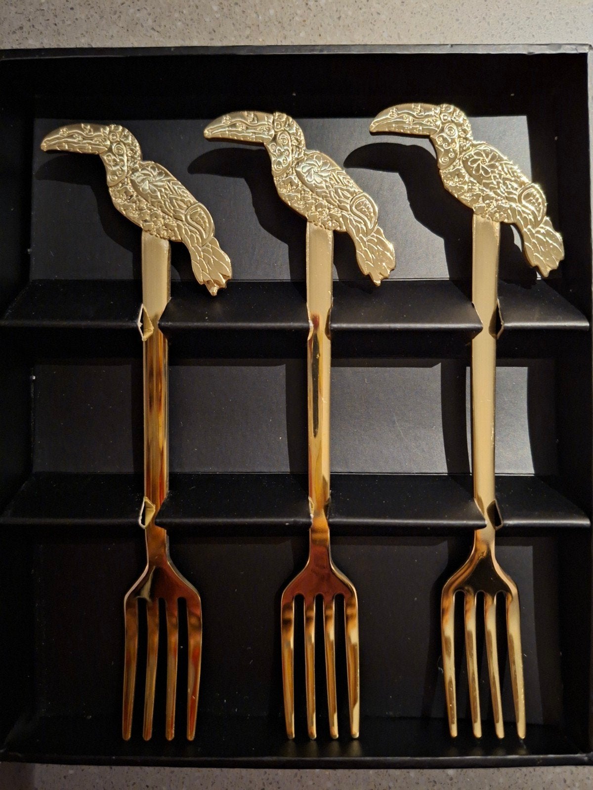 Gouden gebaksvorkjes met toekan design, Huis en Inrichting, Gebaksvork, Los bestek, Nieuw, Ophalen of Verzenden