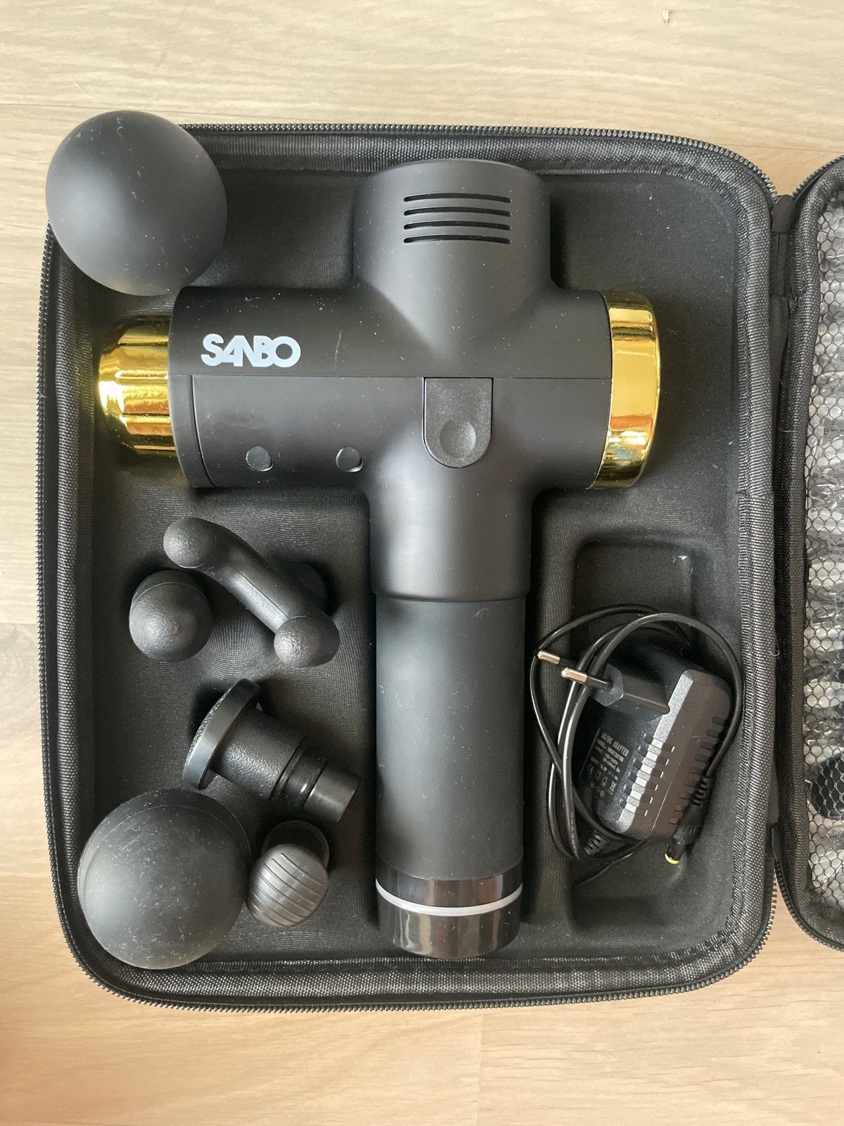 SANBO Massage Gun met Opzetstukken en Oplader, Sport en Fitness, Ophalen, Zo goed als nieuw, Apparaat