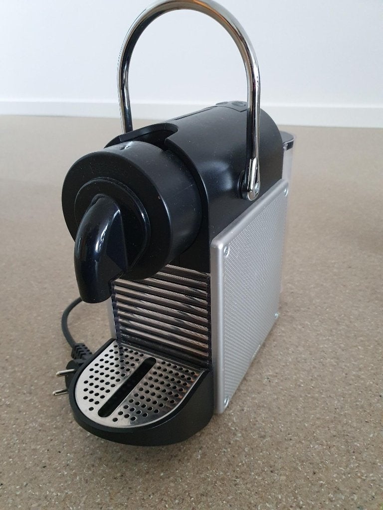 Nespresso Pixie (chroom/zwart) incl. 1x ontkalking, Gebruikt, Koffiemachine, Ophalen of Verzenden, Koffiepads en cups