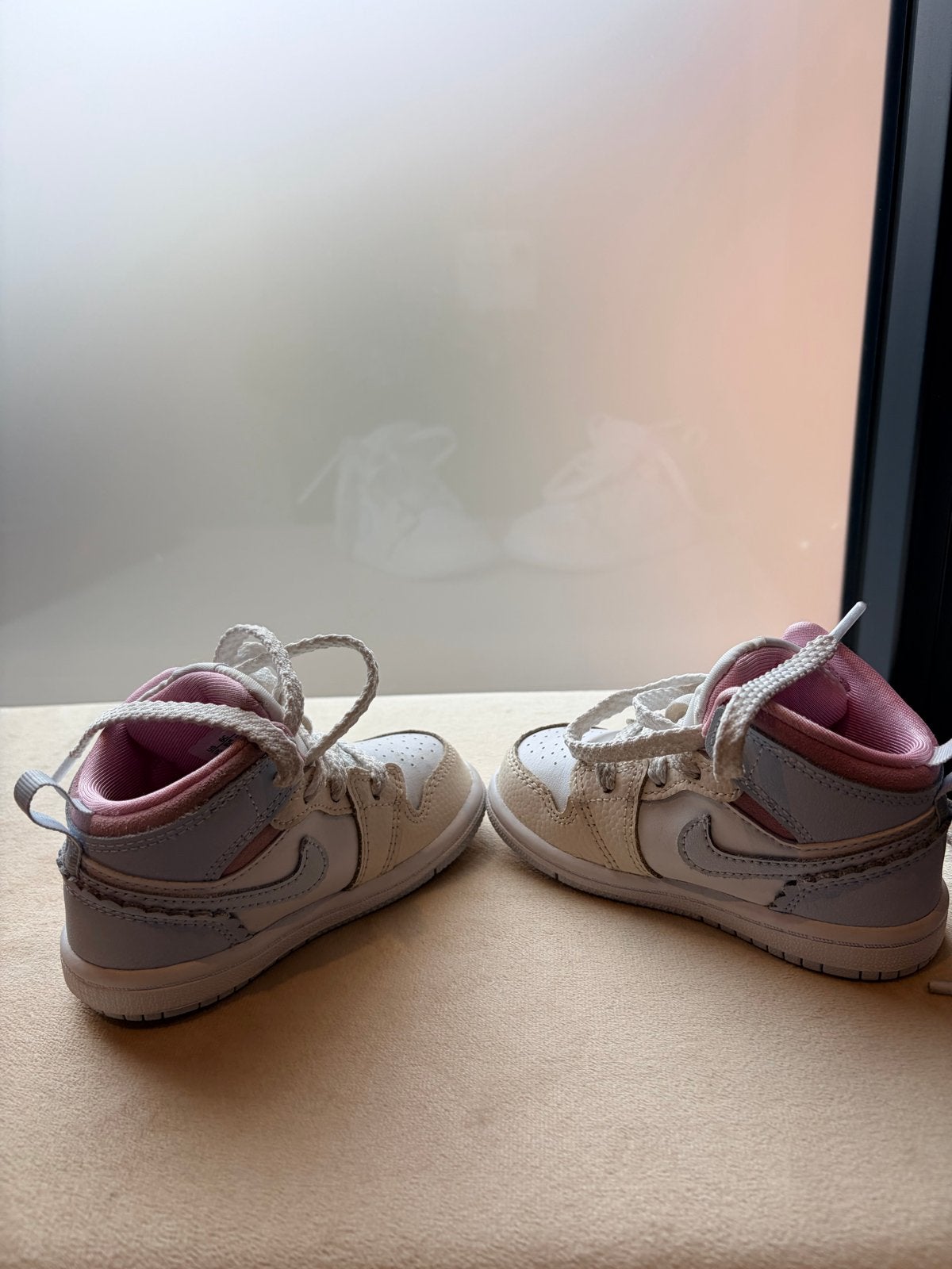 Jordan 1 Mid Baby Sneakers - Roze/Blauw/Wit, Jongen of Meisje, Schoenen, Ophalen of Verzenden, Zo goed als nieuw