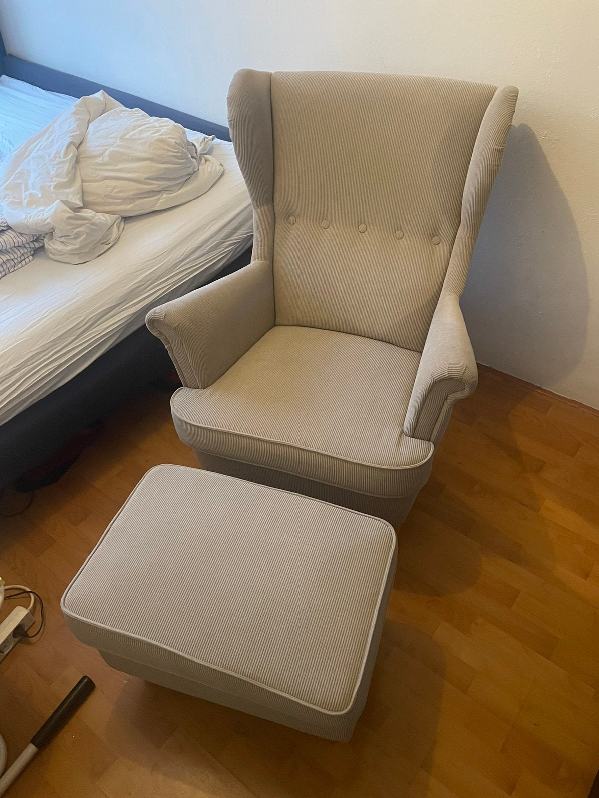 Strandmon oorfauteuil kelinge beige met voetenbank, Huis en Inrichting, Fauteuils, Ophalen, Zo goed als nieuw, 75 tot 100 cm