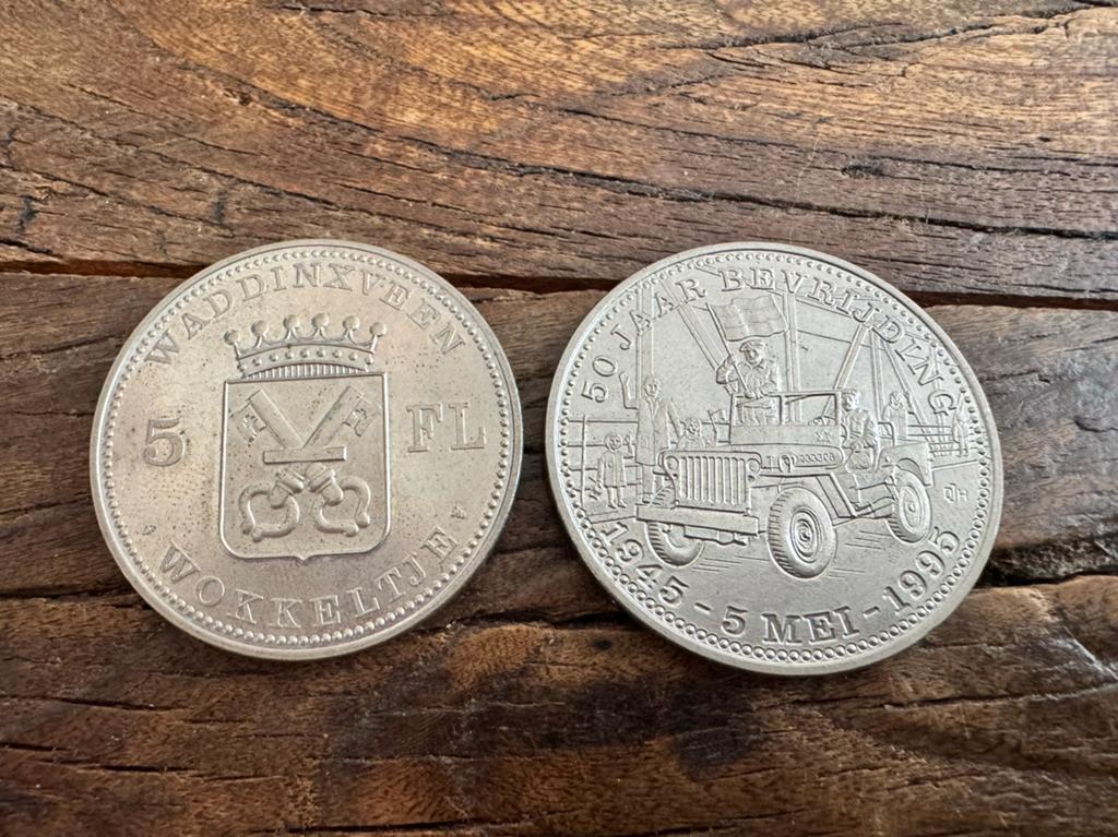 Twee Waddinxveen Wokkeltje 50 jaar Bevrijding, Postzegels en Munten, Munten | Nederland, Ophalen of Verzenden, 5 gulden, Losse munt