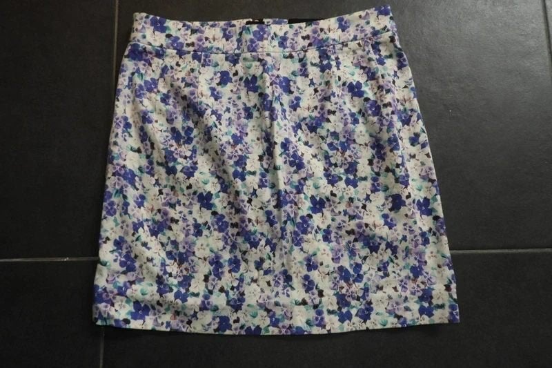 Dolce & Gabbana bloemetjes viooltjes rok rits merk lip It 42, Maat 38/40 (M), Dolce & Gabbana, Zo goed als nieuw, Boven de knie