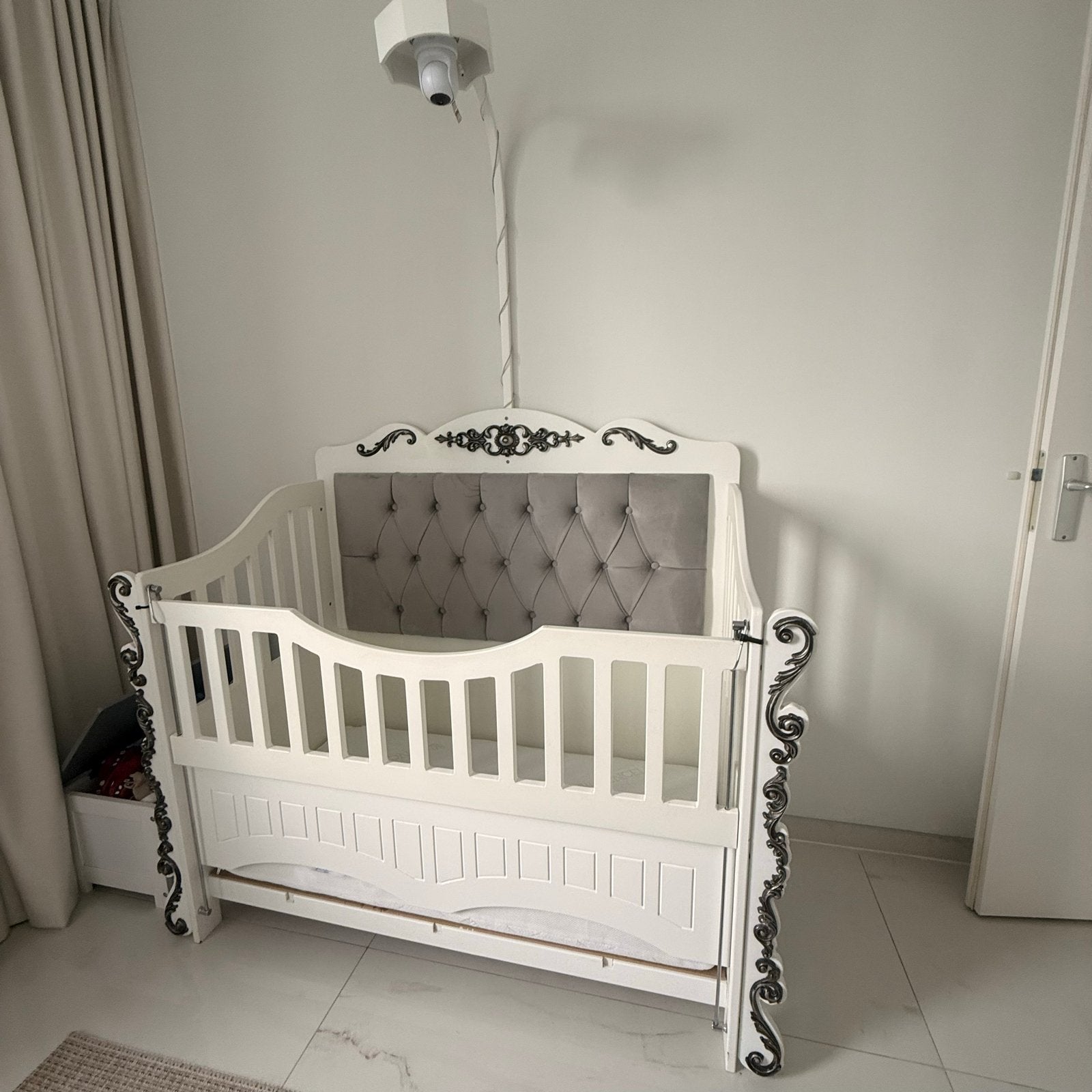 Luxe Babywieg met Gestoffeerd Hoofdeinde en Decoraties, Ophalen, Gebruikt, Eenpersoons, Wit