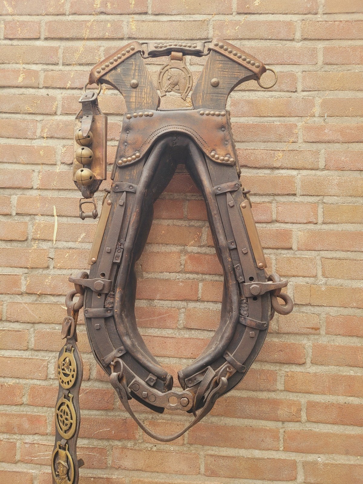 Antiek Paardengareel (Haam) met bellen en messing medailles, Ophalen