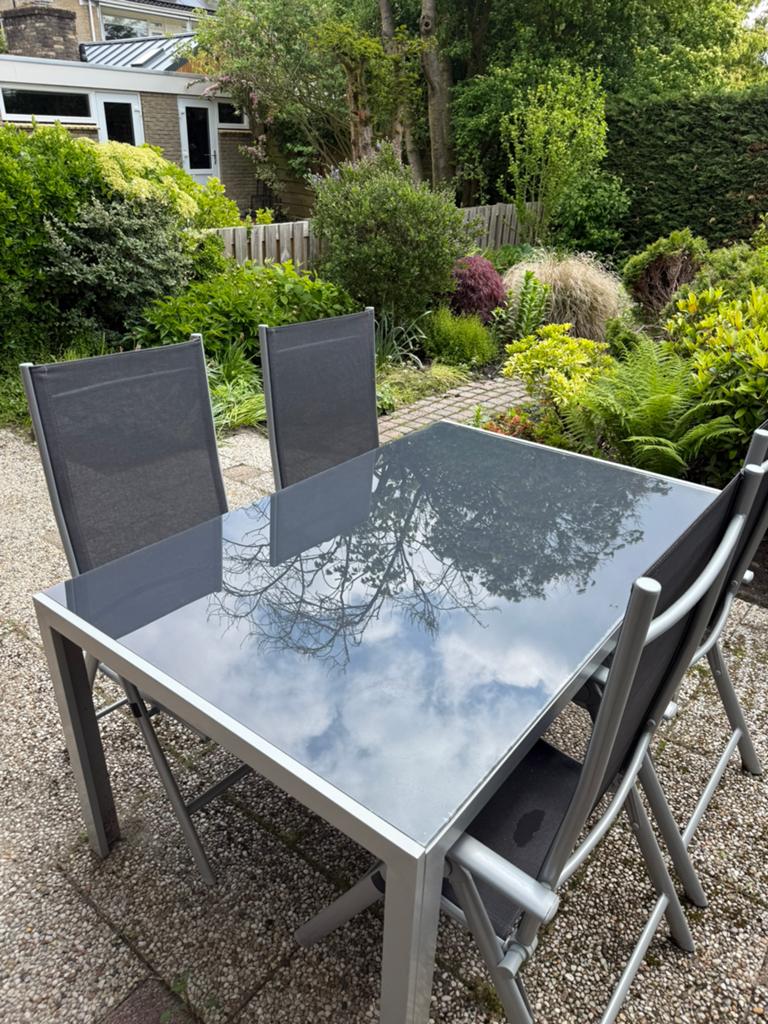 Mooie tuinset met glazen tafel en 4 verstelbare stoelen!, Tuin en Terras, Ophalen, Gebruikt, Aluminium