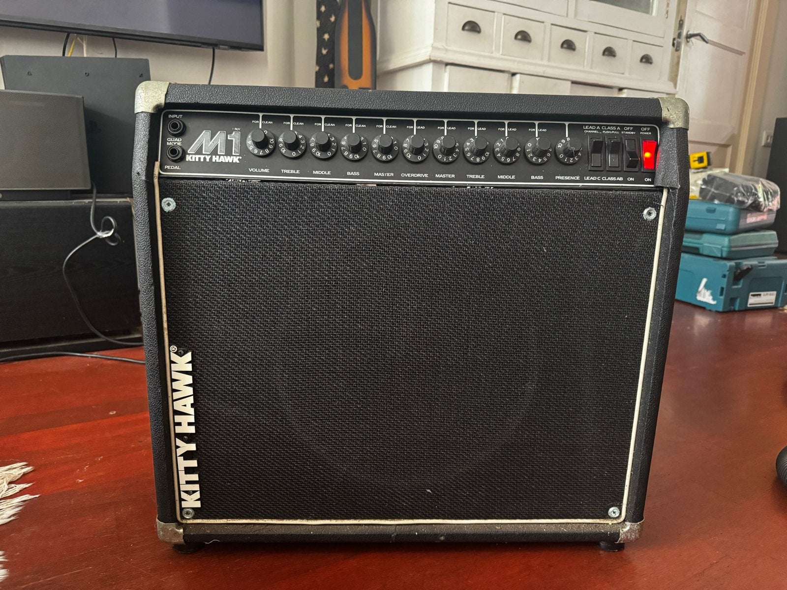 Kitty Hawk M1 buizenversterker met footswitch en flightcase., Ophalen, Gebruikt, Gitaar, 100 watt of meer