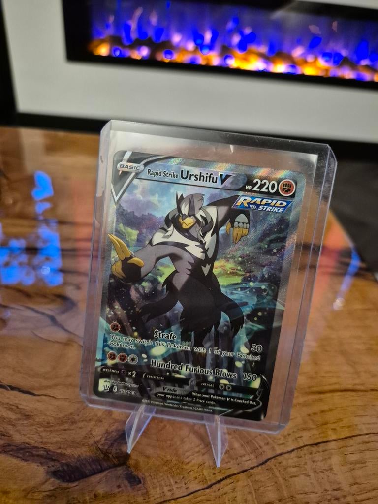 Pokémon Kaart: Rapid Strike Urshifu V (220 HP), Ophalen of Verzenden, Zo goed als nieuw, Losse kaart