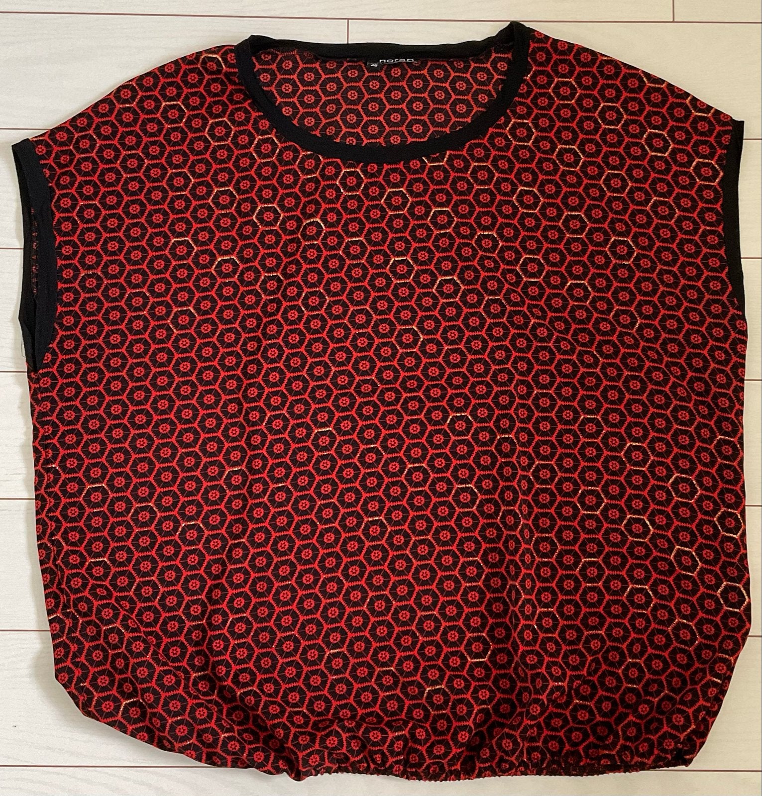 Norah shirt maat 46/48 (XL) rood/zwart met patroon, Maat 46/48 (XL) of groter, Ophalen of Verzenden, Korte mouw, Gedragen