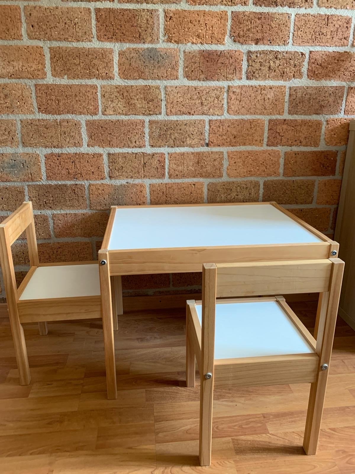 Houten kinder tafel met 2 stoeltjes, Ophalen of Verzenden, Gebruikt, Tafel(s) en Stoel(en)