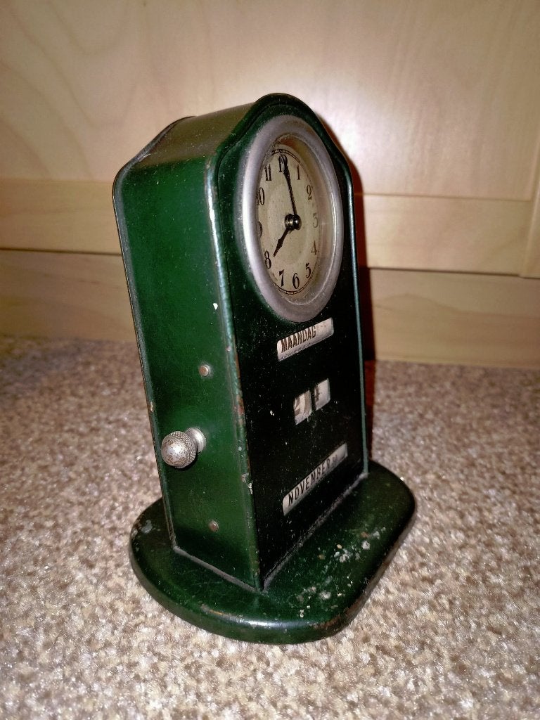 Metalen groene klok met eeuwige kalender, Ophalen