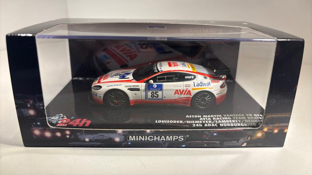 Aston martin vantage v8 gt4 Nurburgring 2011 minichamps 1.43, Auto, Ophalen of Verzenden, MiniChamps, A