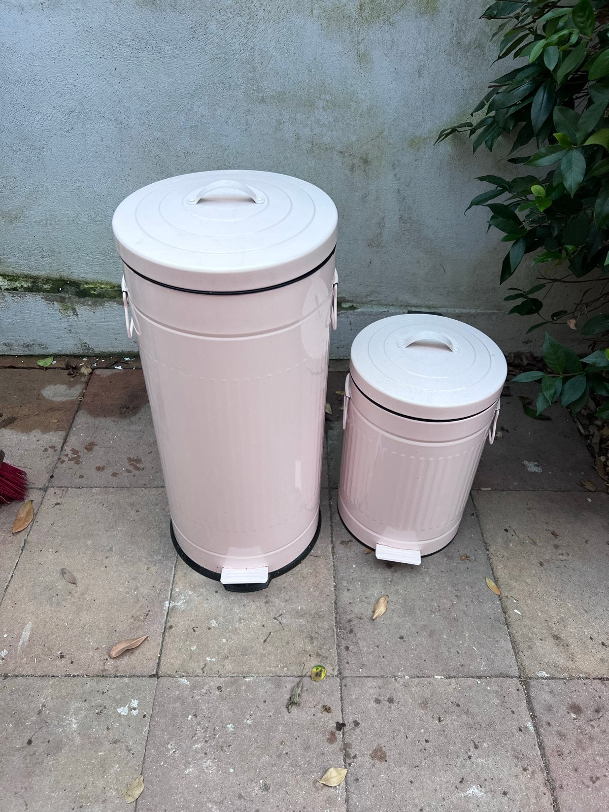Superleuke set van 2 Roze Retro Pedaalemmers - Nieuwstaat, Ophalen, 50 – 75, Met pedaal, Zo goed als nieuw