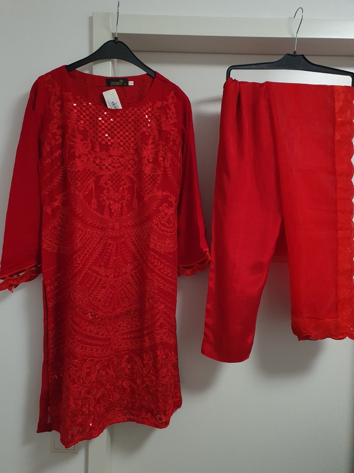 Nieuw Rood Indiaas Pak met Borduurwerk en Pailletten, Nieuw, Ophalen of Verzenden, Maat 36 (S), BEEJAYS