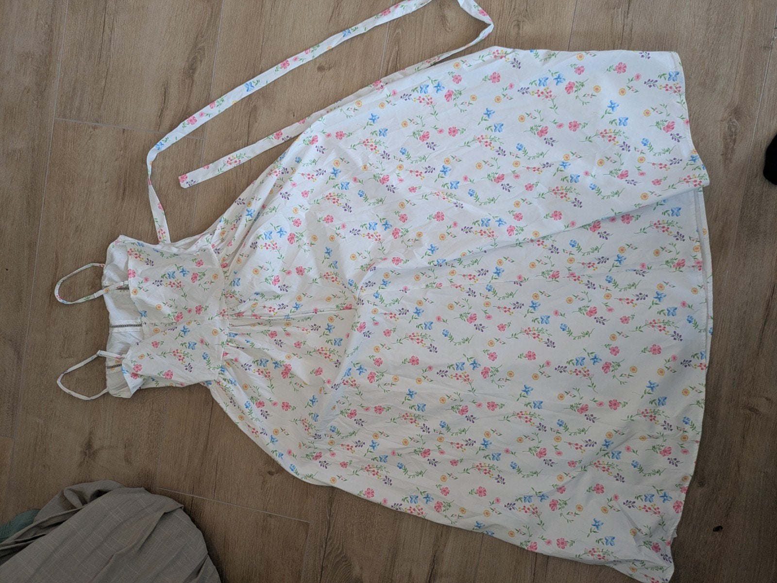 Zomerse bloemenprint sundress - Maat S, Kleding | Dames, Jurken, Wit, Ophalen of Verzenden, Knielengte, Maat 36 (S)