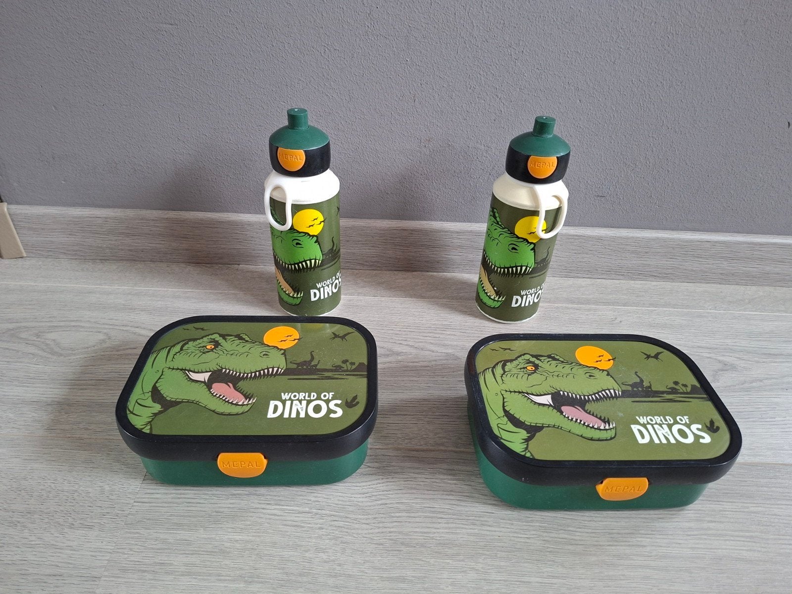 2 Dino broodtrommels met bijpassende bekers, Diversen, Ophalen of Verzenden